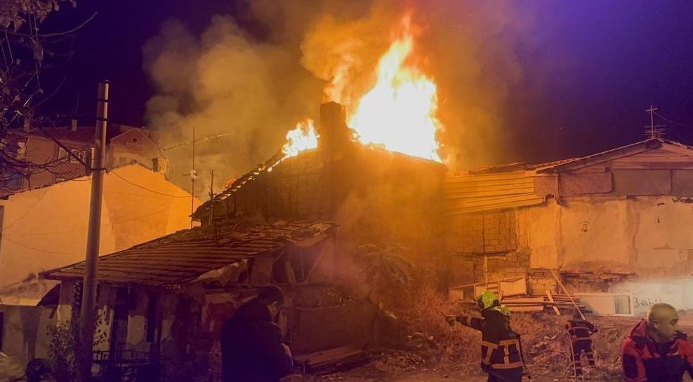 İki ev aniden alevlere teslim oldu