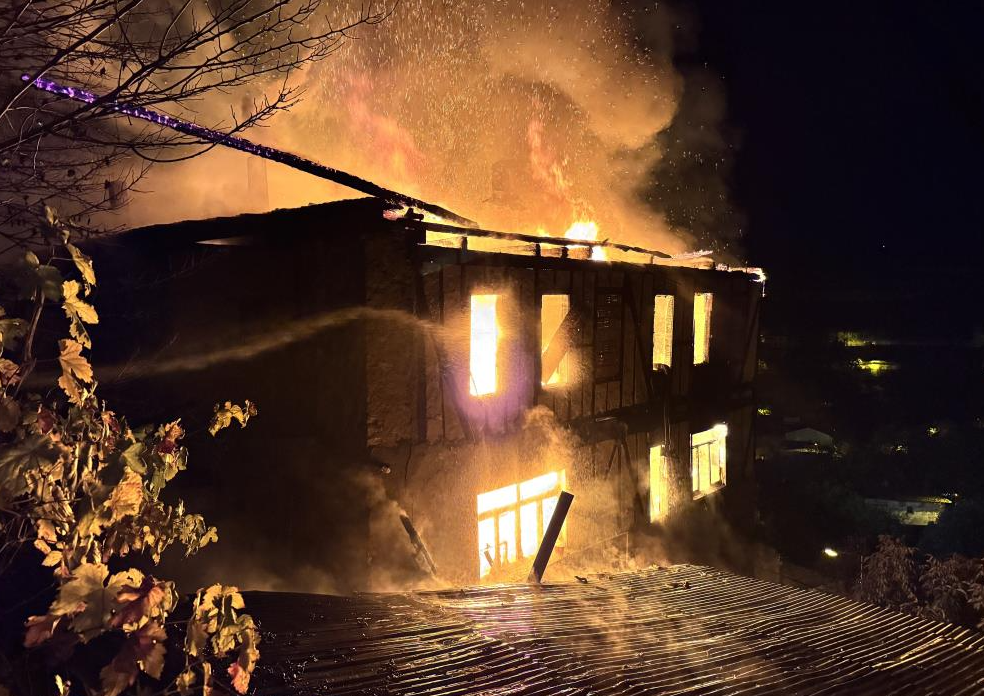 İki katlı ev cayır cayır yandı