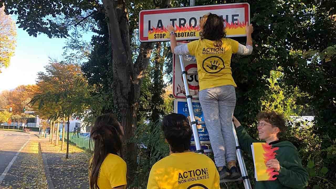 İklim isyanı: Fransız aktivistler yüzlerce tabelayı ‘Ateşe verdi’