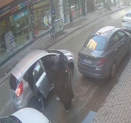 İnegöl’de dehşet anları: Minibüs arkadan çarptı, otomobildeki 3 çocuk ölümden döndü