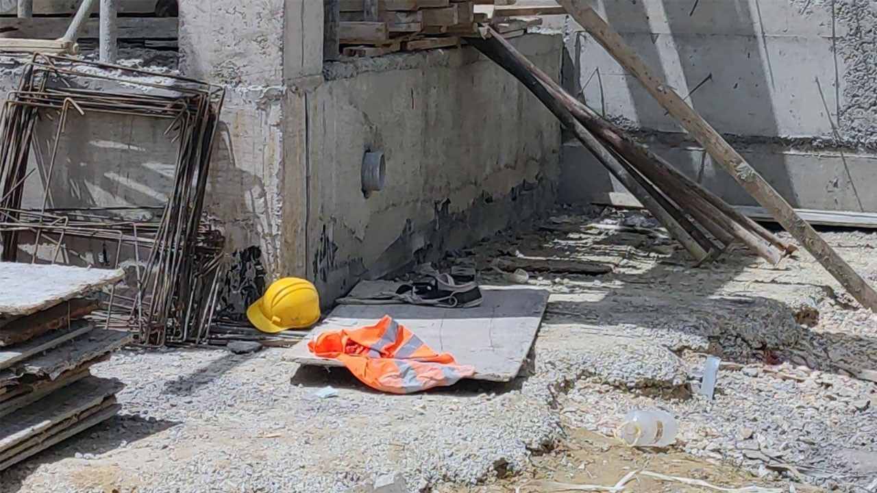 İnşaattan düşen işçi yaşamını yitirdi