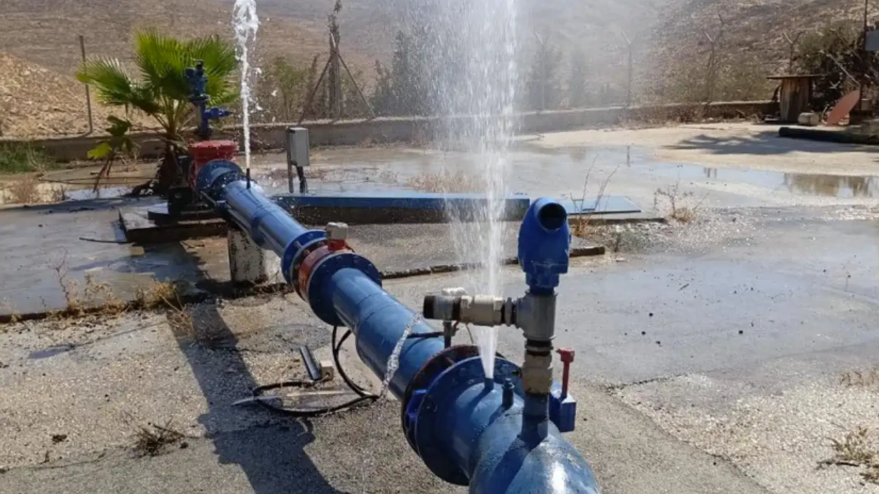 İsrail Filistinlilerin ana su kaynağını kesti!