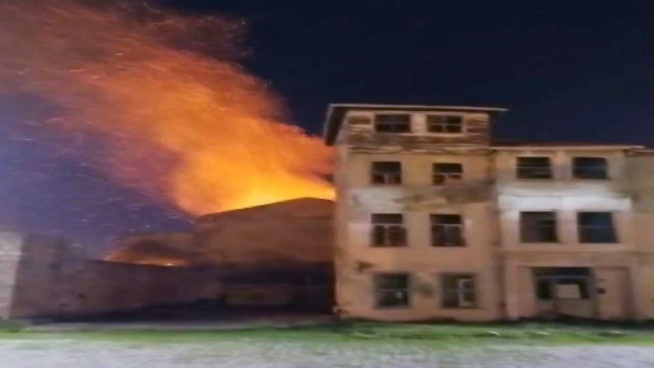İstanbul, Fatih'te 2 katlı bina alev alev yandı