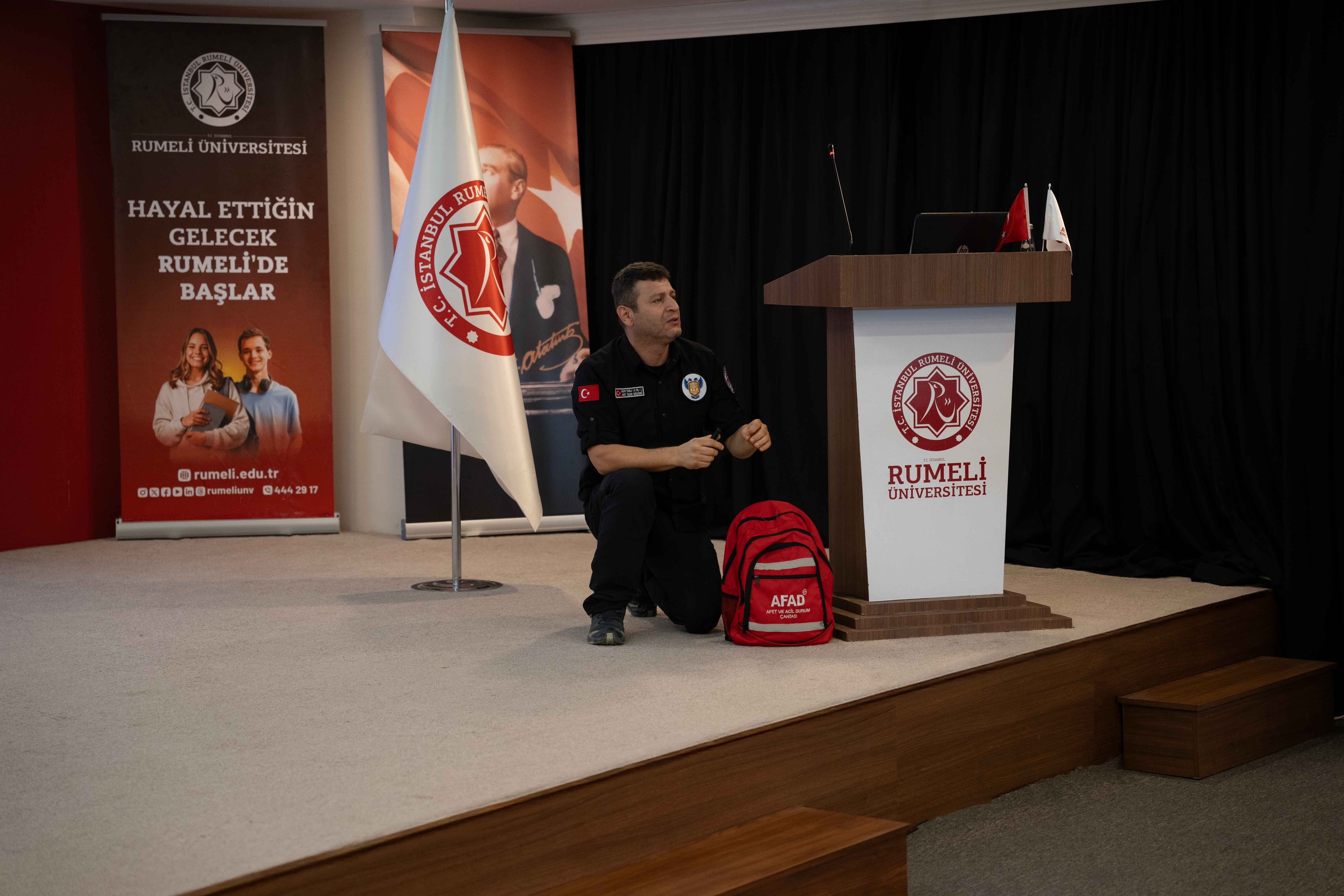 İstanbul Rumeli Üniversitesi’nde "Deprem Anı ve Tahliye Tatbikatı: Çök–Kapan–Tutun" Eğitimi Gerçekleştirildi