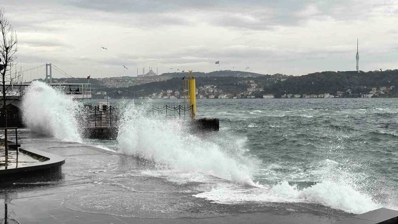 İstanbul’da lodos! Dev dalgalar sahili dövdü, vapur seferleri aksadı!