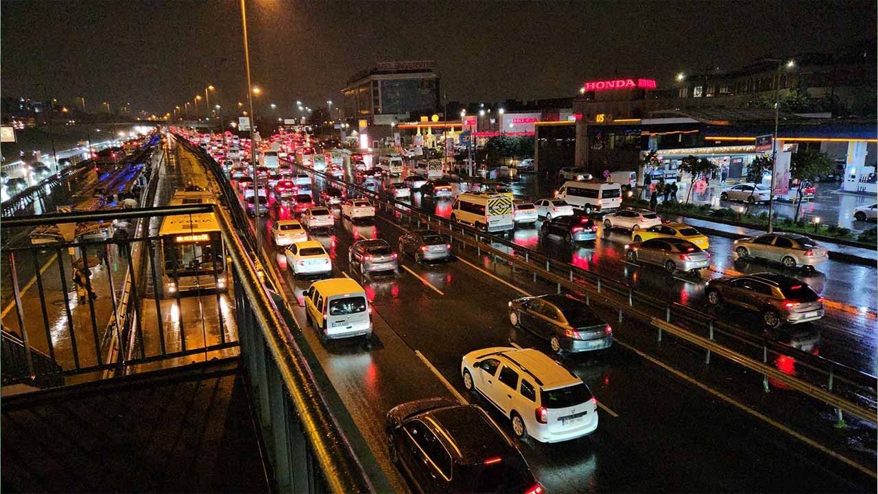 İstanbul’da "Pazartesi" ve "Yağmur" birleşti: Trafik %81’e ulaştı!
