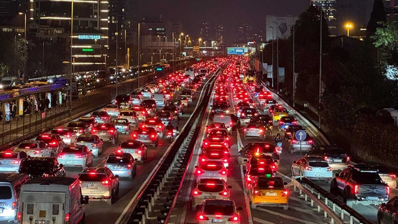 İstanbul'da trafik yoğunluğu yüzde 85