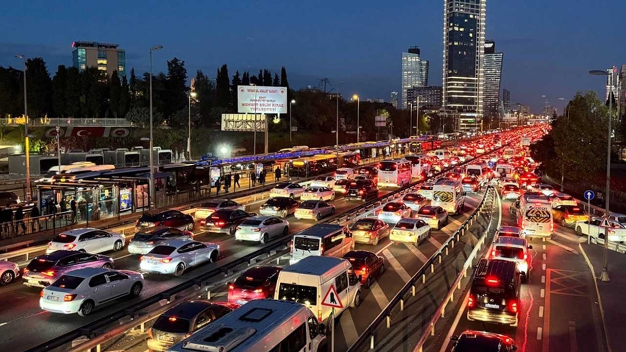 İstanbullular trafikte kaldı: Yoğunluk yüzde 78