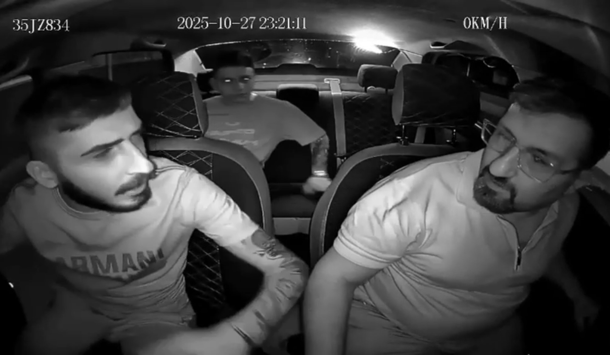 İzmir'de taksi şoförüne saldırı anları kameraya yansıdı