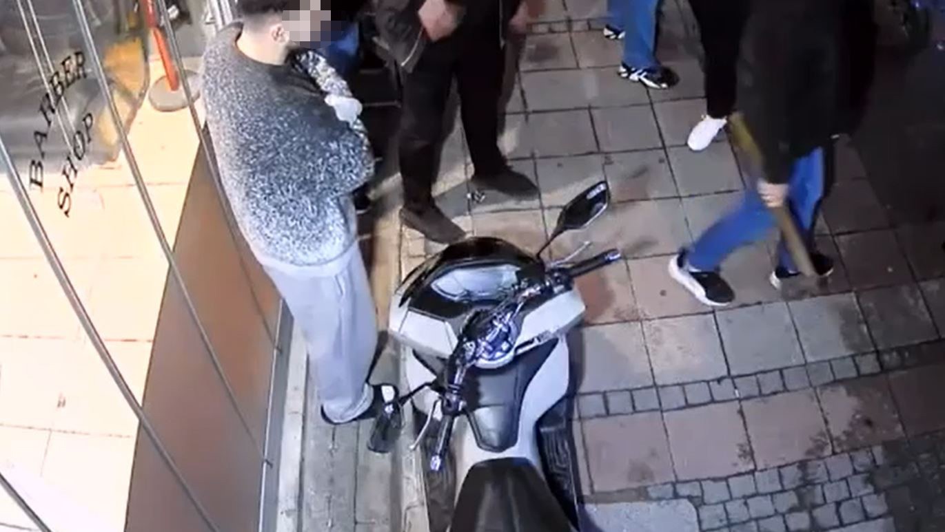 Kağıthane’de kuaföre baltalı saldırı! Dehşet anları kameralara yansıdı