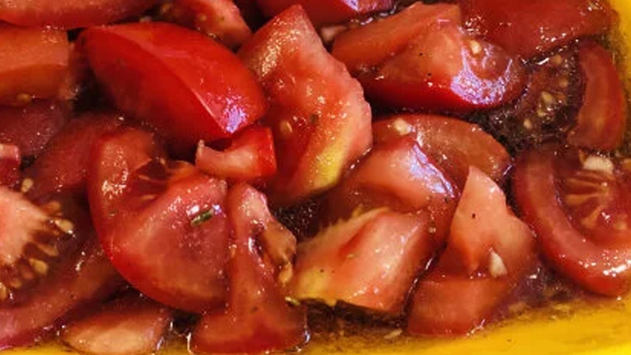 Kahvaltılık domates (Vazgeçilmeziniz olacak) tarifi! Kahvaltının vazgeçilmezi: Neye faydası var?