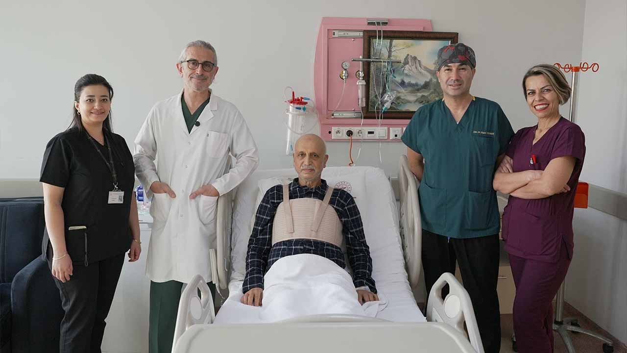 Kalbinde tümör ve 3 damarı tıkalıydı! Doktorların zamana karşı yarışı nefes kesti!