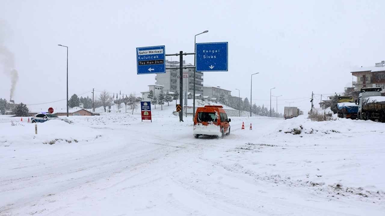 Kapanan yolda perde açıldı! Karla mücadelede son durum