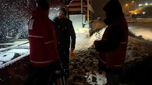 Kar nedeniyle kapanan yolda kalanlara ekiplerden sıcak içecek ikramı