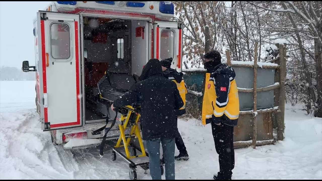 Kar yolları kapattı ama o engelleri aştı! Muş'ta nefes kesen operasyon: Kronik hasta dev ambulansla böyle kurtarıldı