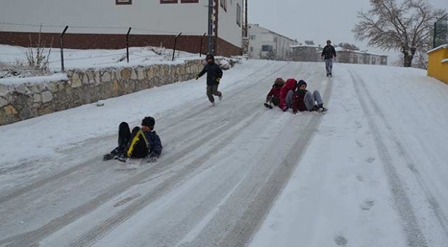 Karla birlikte tatil de geldi! O kentte okullar tatil edildi