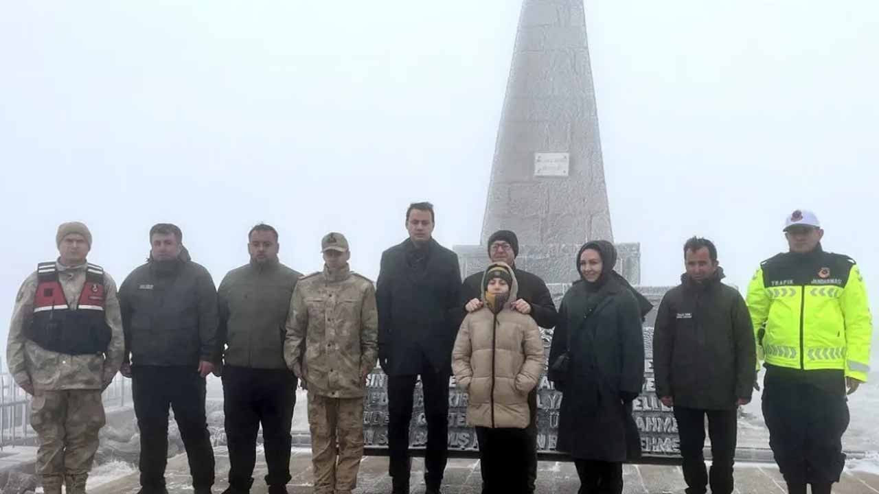 Kars’ta duygulandıran anlar! Vali Polat Allahuekber Şehitliğinde dualarla andı