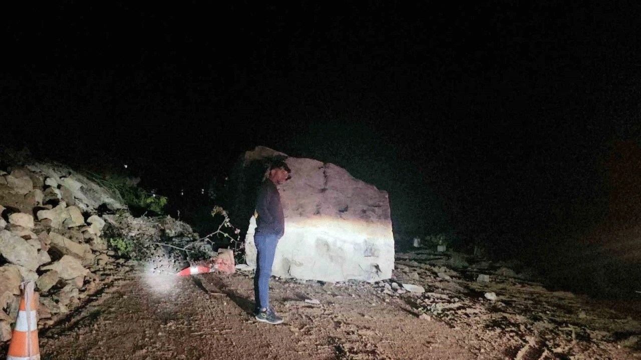 Kastamonu’da dev kaya sürprizi! Karayolu ulaşıma kapandı