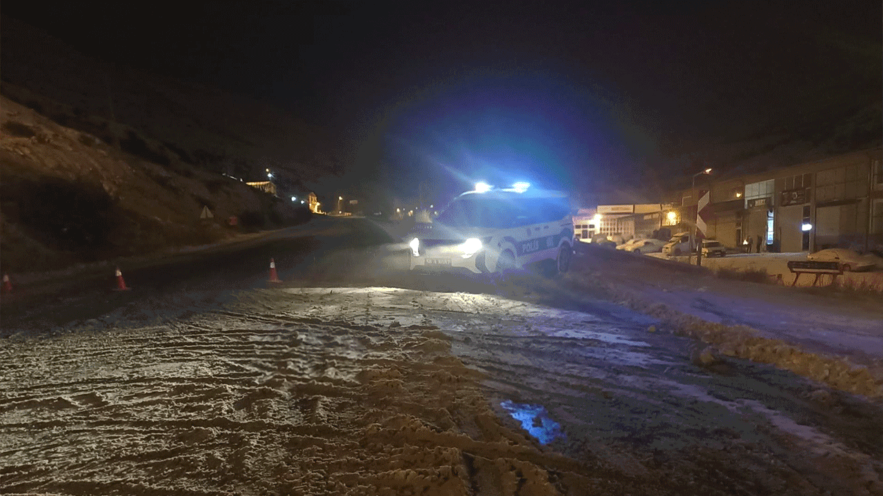 Kayseri-Malatya yolu tamamen kapandı! Sivas'ta kar ve tipi ulaşımı felç etti
