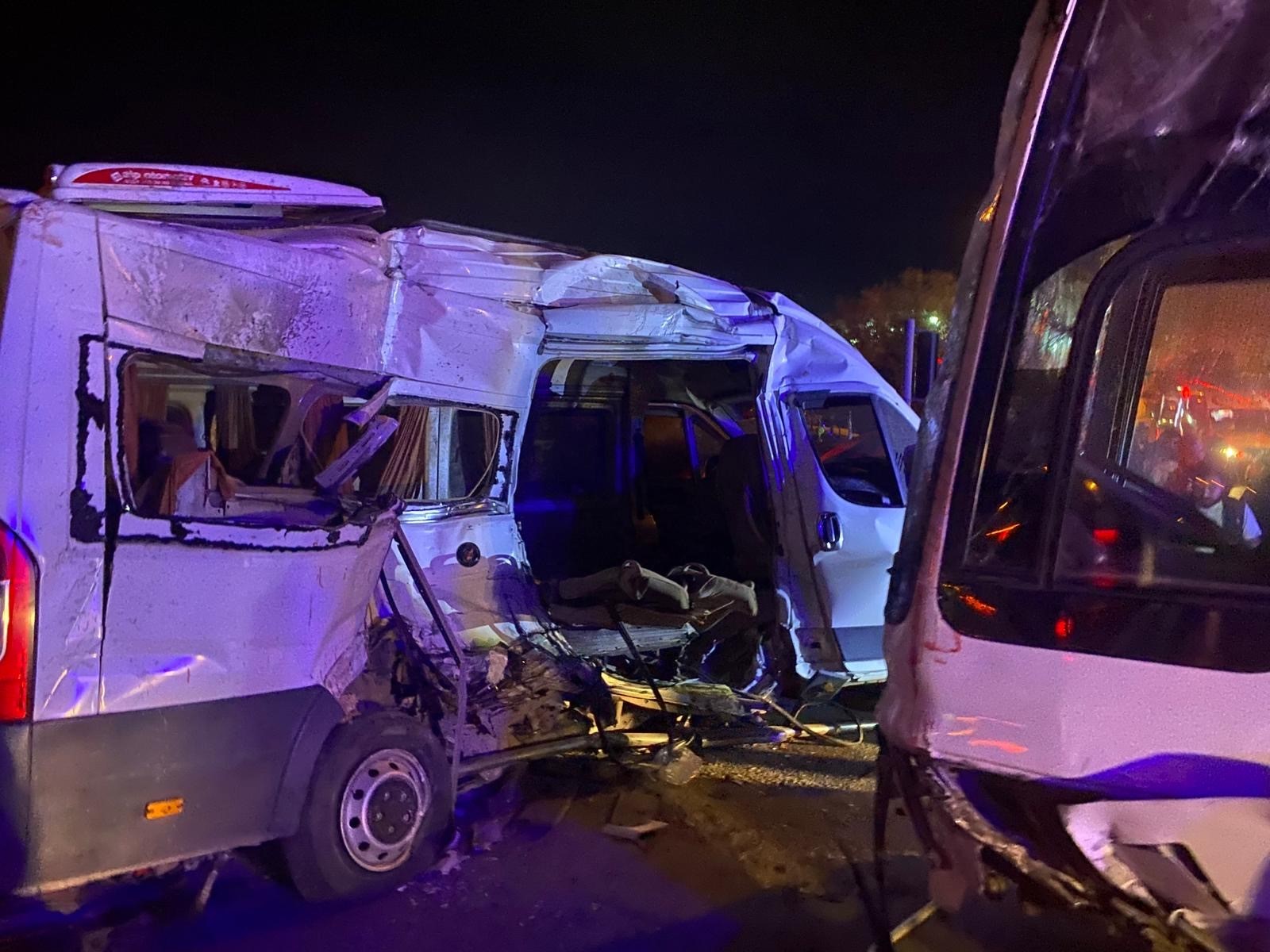 Kemalpaşa’da işçi servisleri çarpıştı: 15 kişi yaralandı