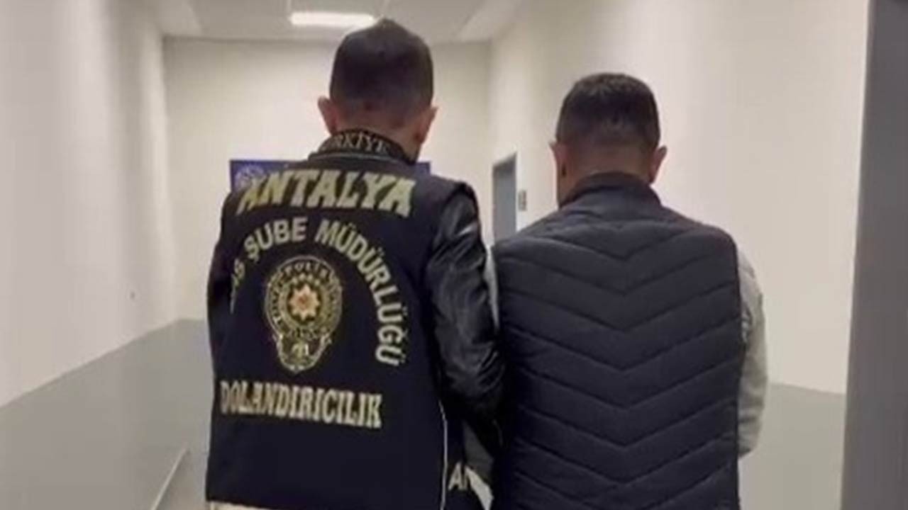 Kendisini polis olarak tanıtıyordu... Polisi gördü