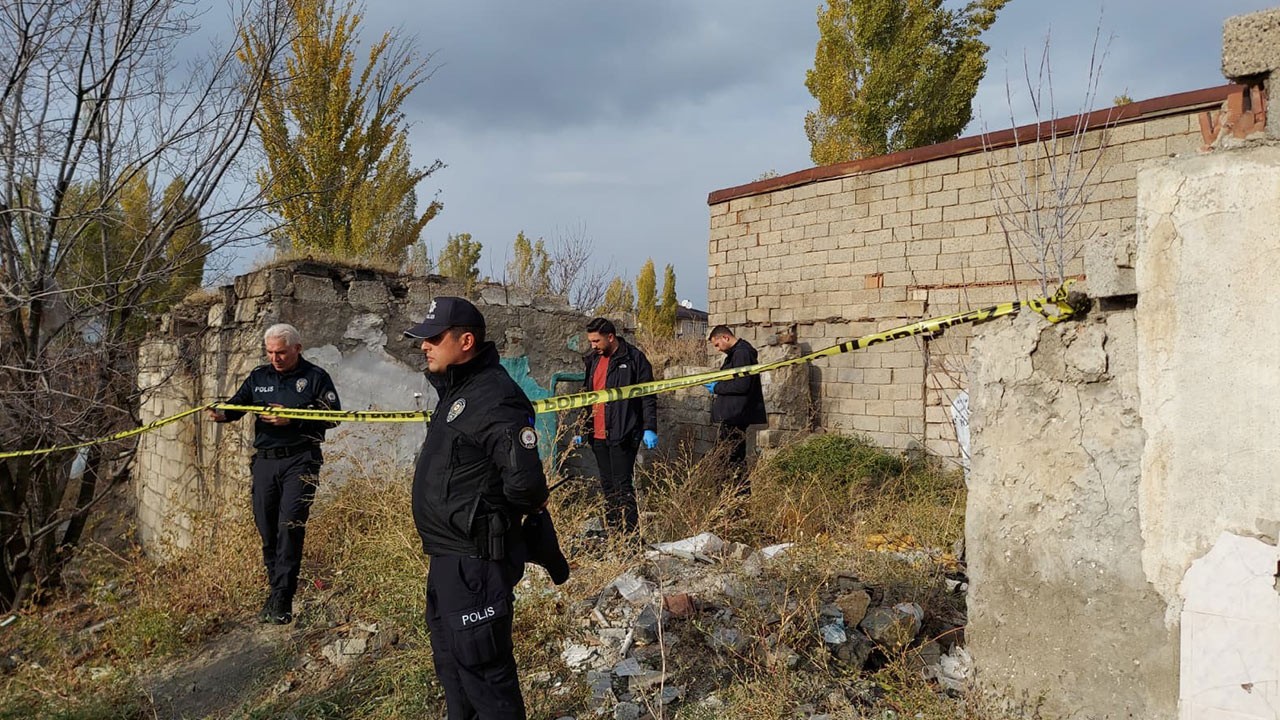 Kimsesiz binada şüpheli ölüm! Erzurum’da sokak arasında ne yaşandı!