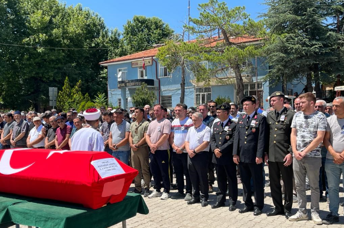 Komşu kavgasında vurularak öldürülen emekli astsubay son yolculuğuna uğurlandı