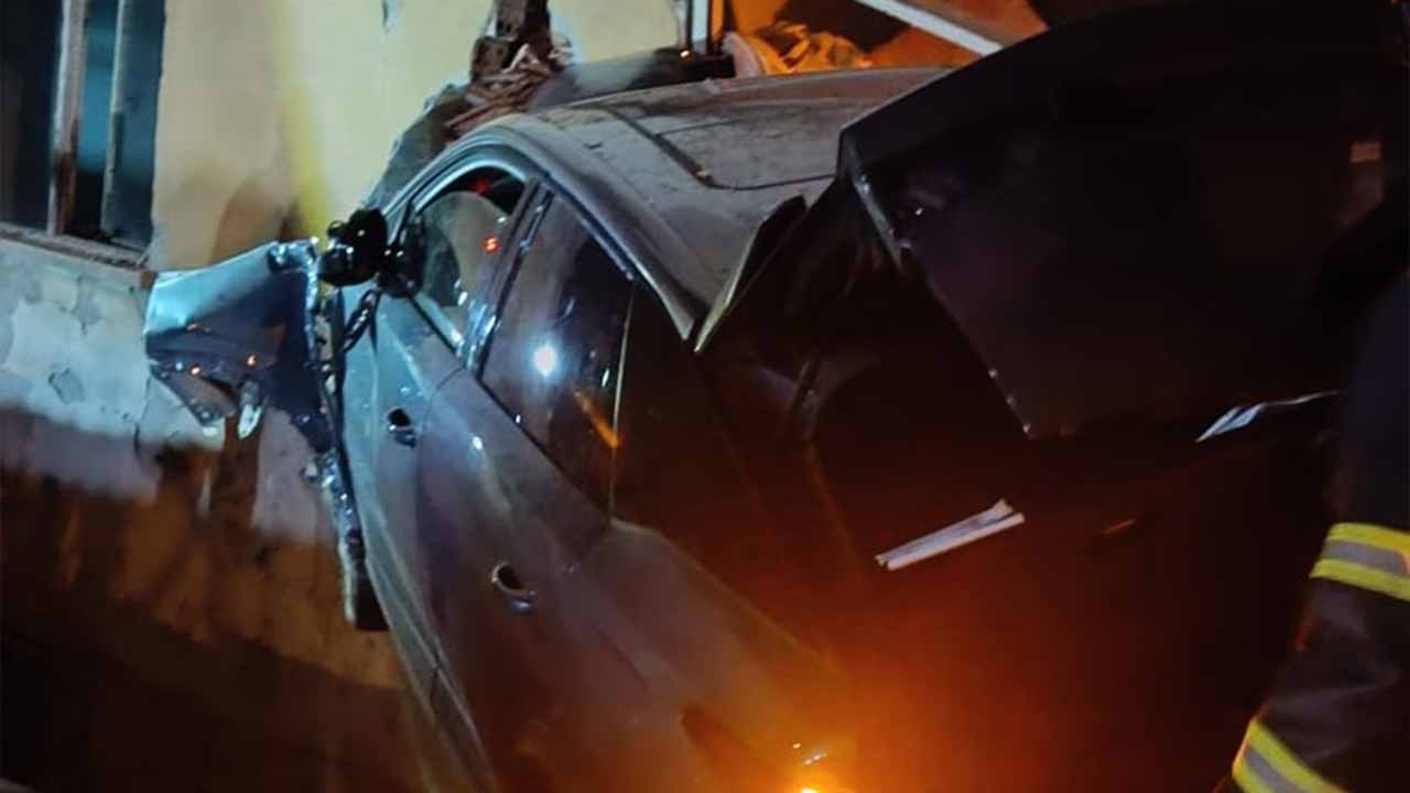 Kontrolden çıkan otomobil bina duvarına saplandı!