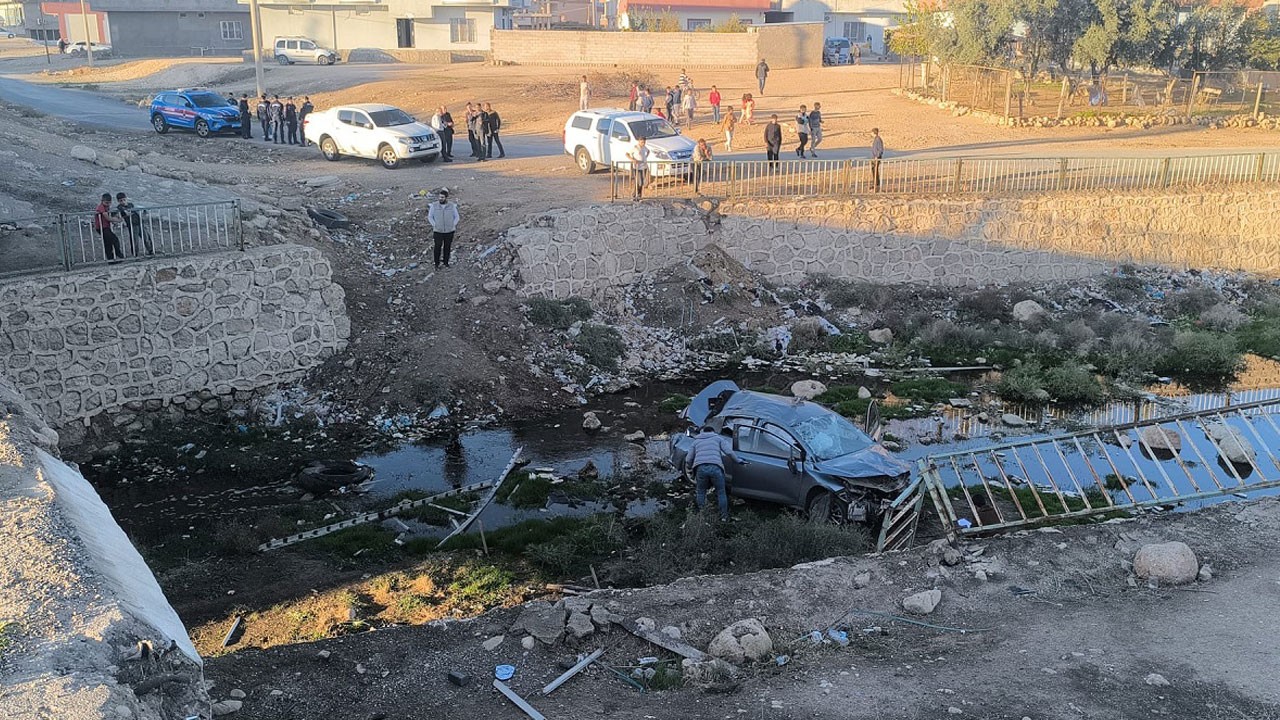 Köprü üzerinde can pazarı! Araç kanala düştü