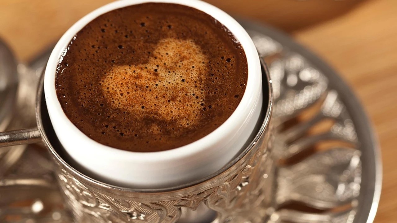 Köpüklü Türk kahvesinin altın kuralı: Fincanın yarısı köpük olacak... Kahve köpüğüne altın dokunuşu...