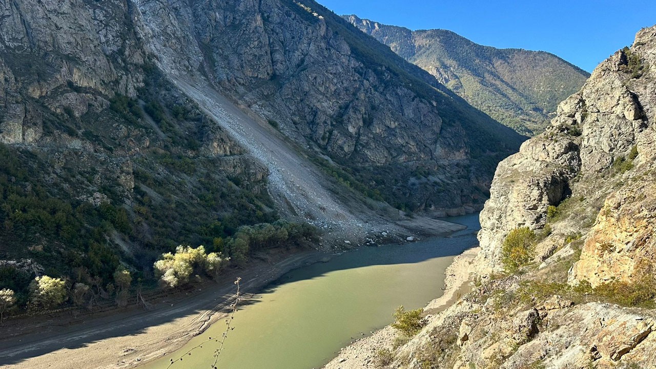 Korku dolu anlar! Dev kayalar Çoruh Nehri’ne yuvarlandı, lise tahliye edildi