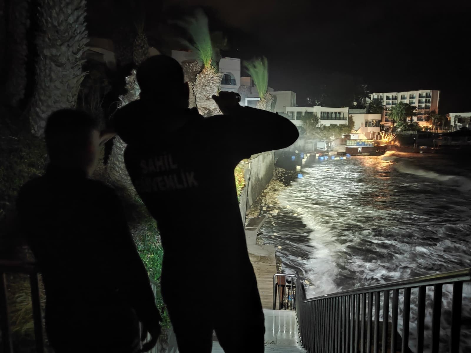 Kuşadası’nda iskele faciası: Fırtına 3 işçiyi denize savurdu, 1 ölü, 2 ağır yaralı!