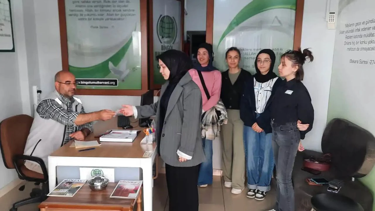 Liseli öğrencilerden örnek davranış