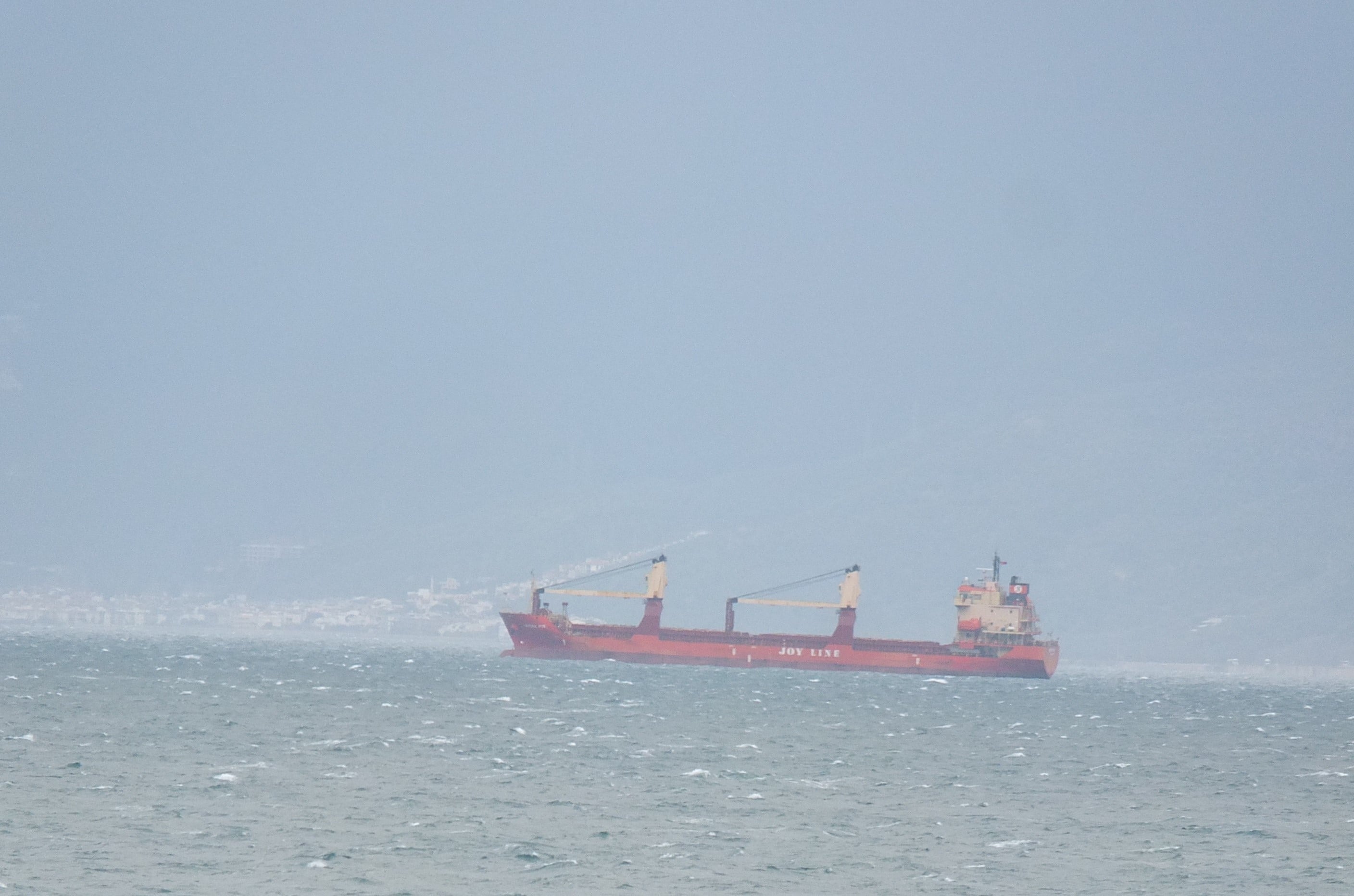 Lodos fırtınası gemileri Edremit Körfezi’ne hapsetti