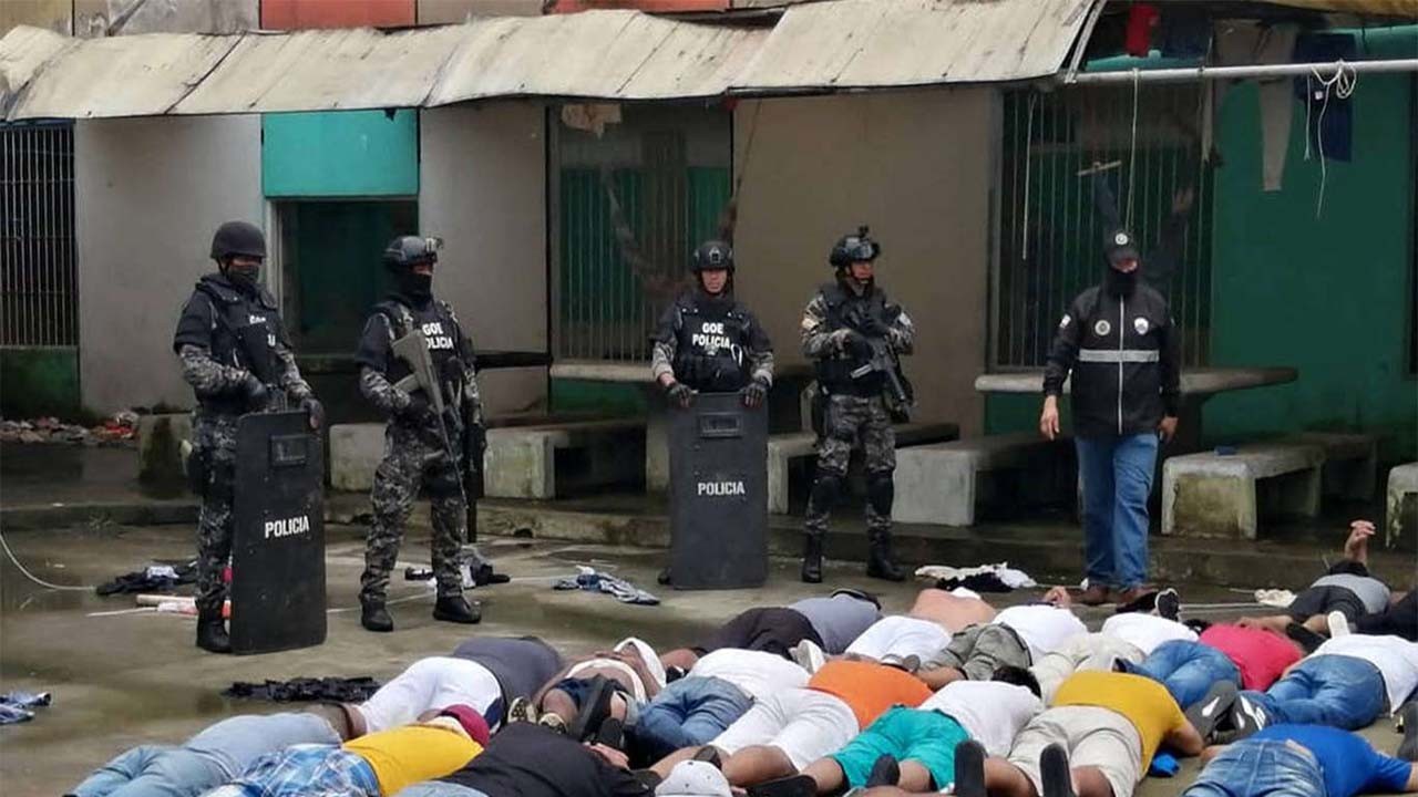 Mahkumlar birbirini boğarak öldürdü!