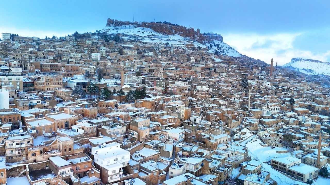 Mardin'de tırlar ve kamyonlar için kontak kapatma kararı! Kar fırtınası yolları kilitledi: Ağır tonajlı araçlara geçici yasak geldi