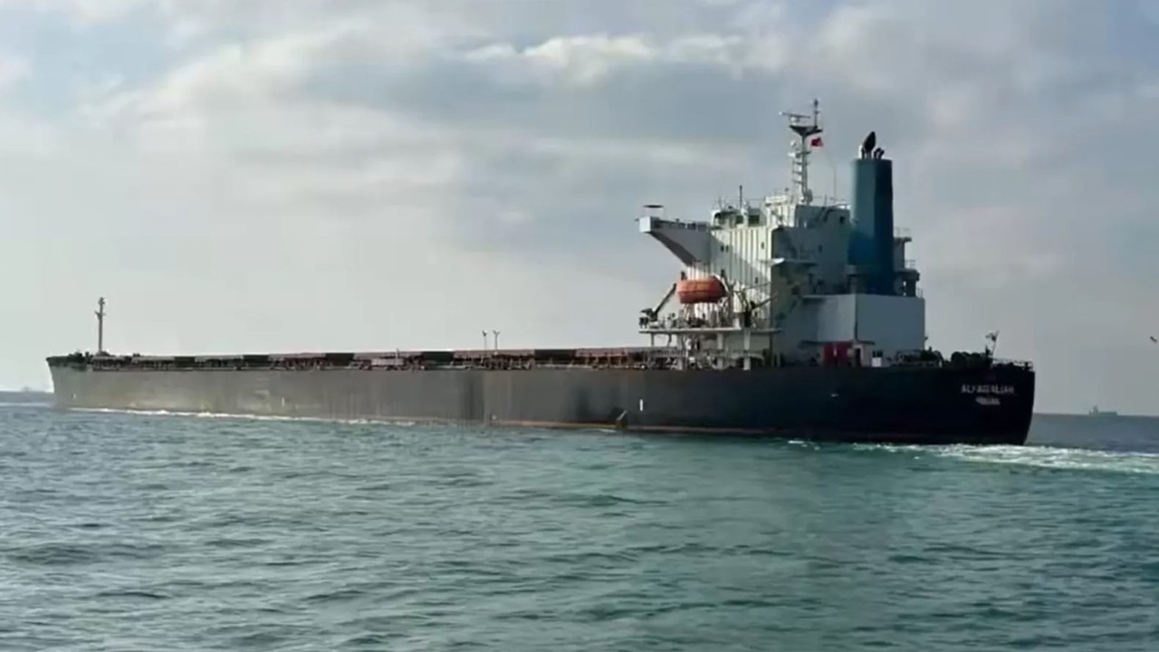 Marmara Denizi'nde karaya oturmuştu! 225 metrelik yük gemisi kurtarıldı