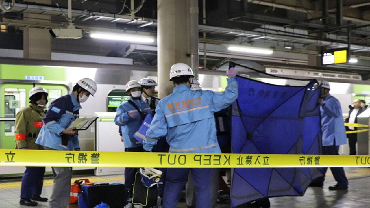 Metroda dehşet: Sis bombası atıp önüne geleni bıçakladı! 4’ü ağır 9 kişi yaralandı