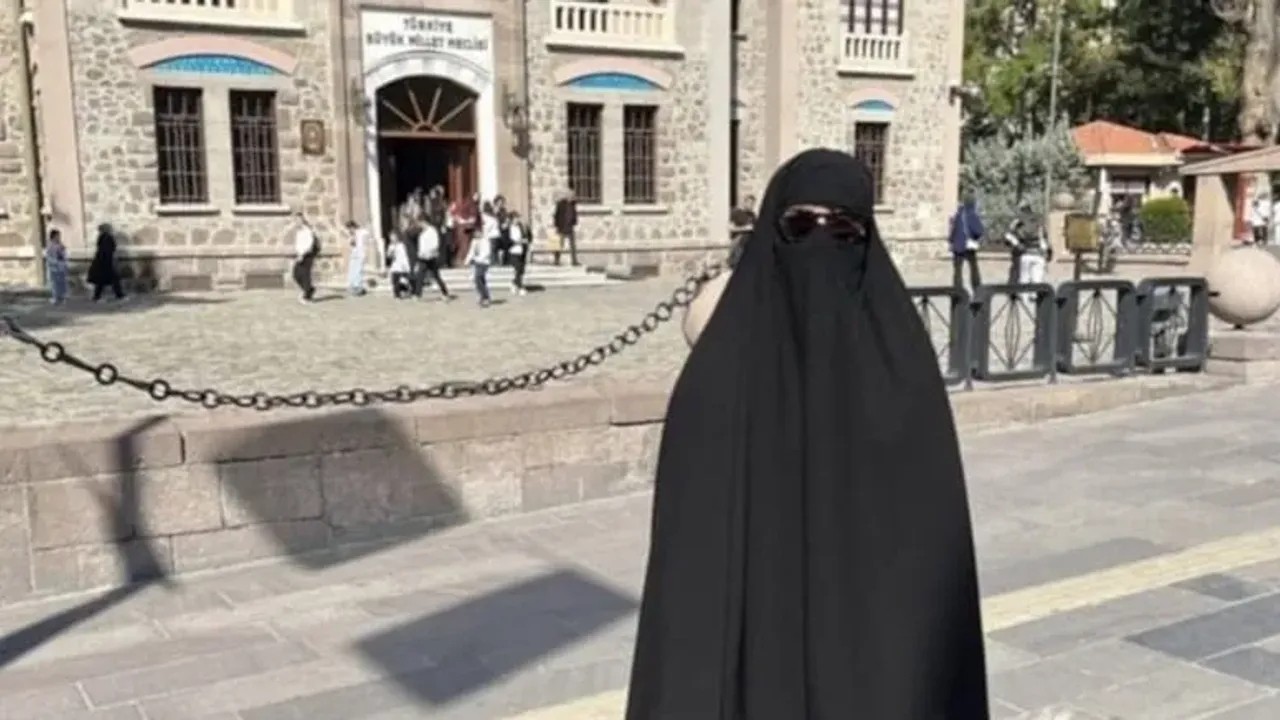 Metroda onu görenler, hemen telefonlarına sarıldı! Apar topar gözaltına alındı