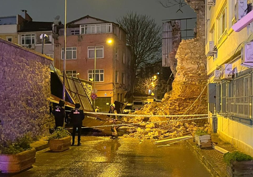 Metruk bina sokağa yıkıldı