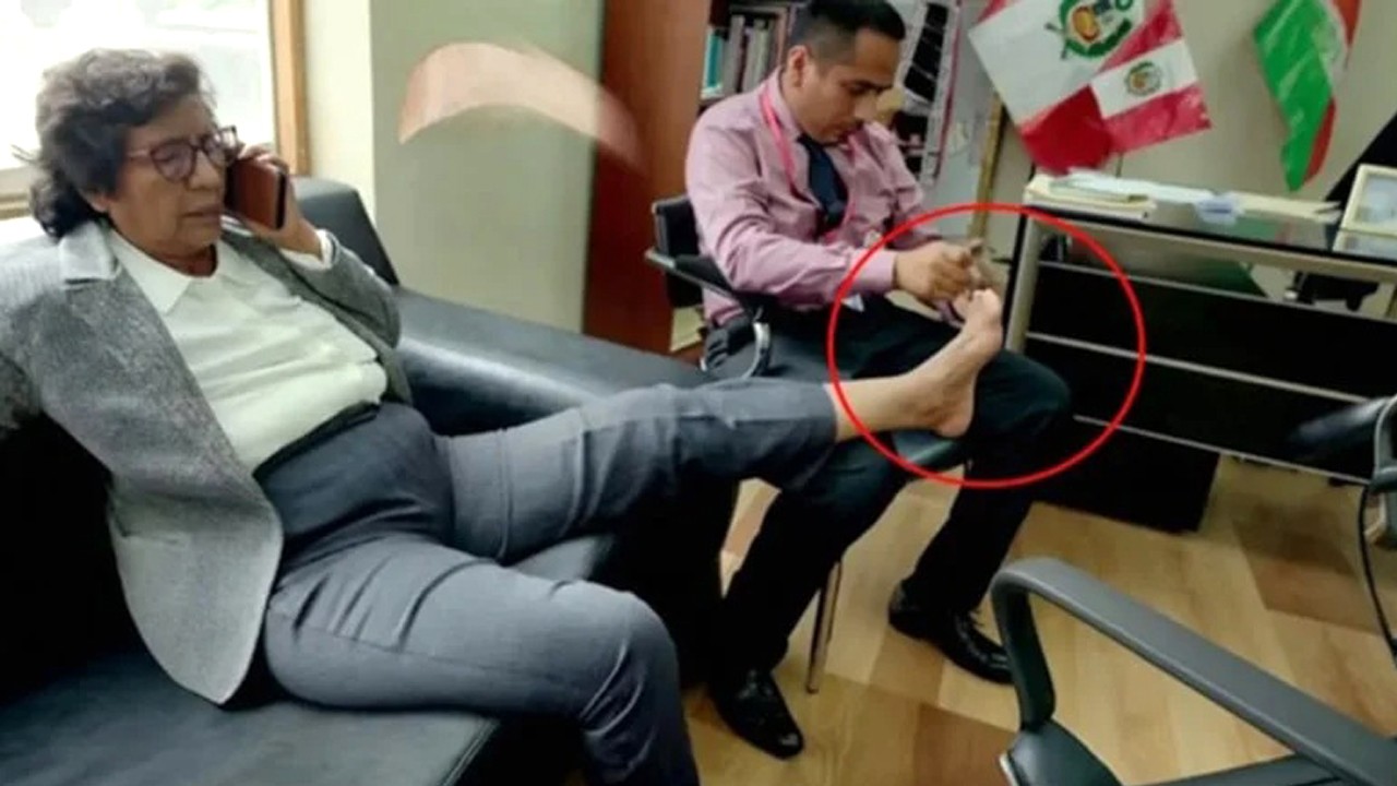 Milletvekilinden skandal görüntü: Mecliste yardımcısına tırnağını kestirdi!