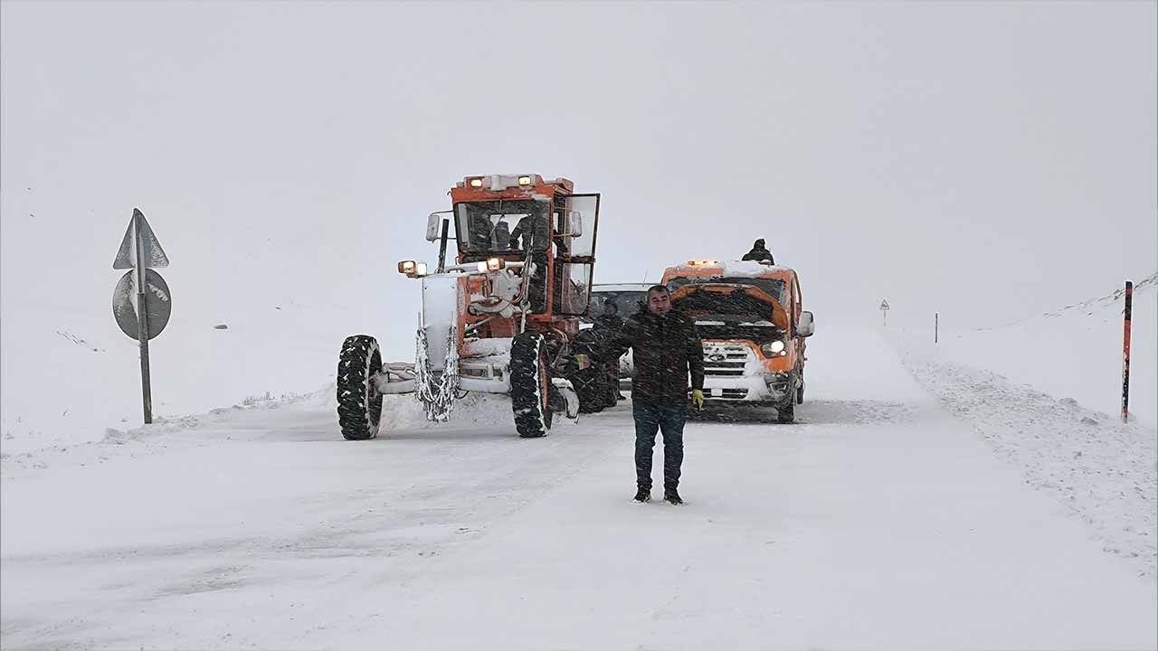 Muş-Kulp yolunda dev araçlara geçit yok! Kar ve tipi ulaşımı vurdu, tırlar için yol resmen mühürlendi