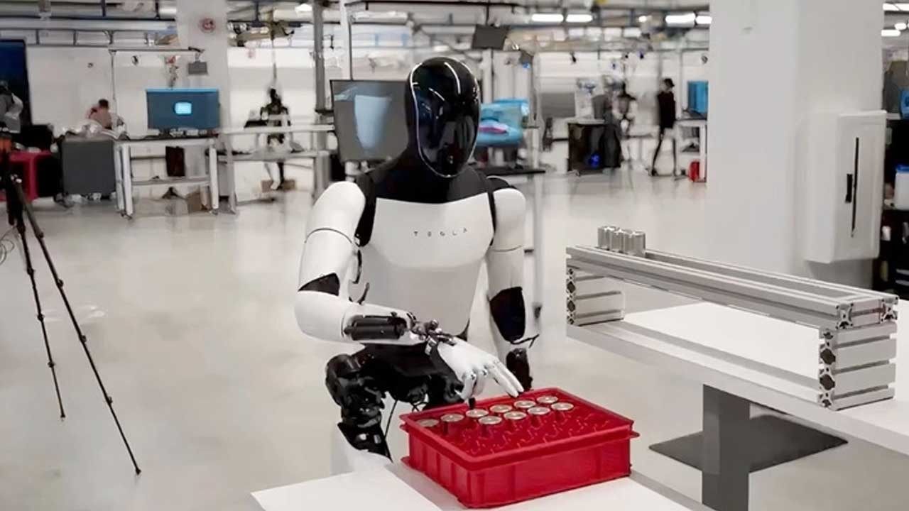 Musk açıkladı: Optimusları Optimuslar üretecek