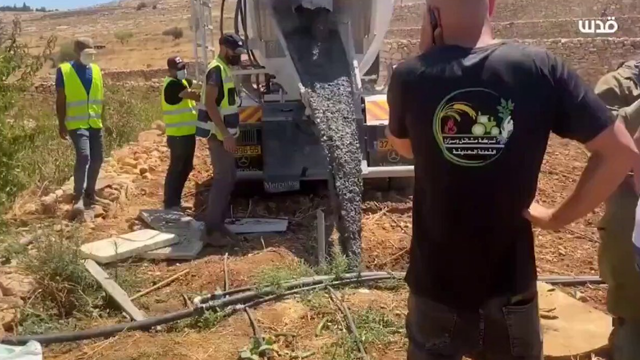 Namussuz İsrail Filistin'deki su kuyularına çimento döküyor!