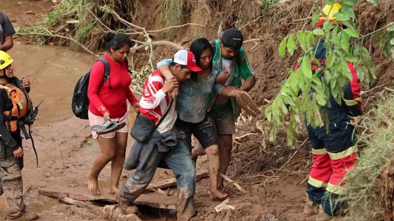 O ülkede sel felaketi! Onlarca ölü ve kayıp var