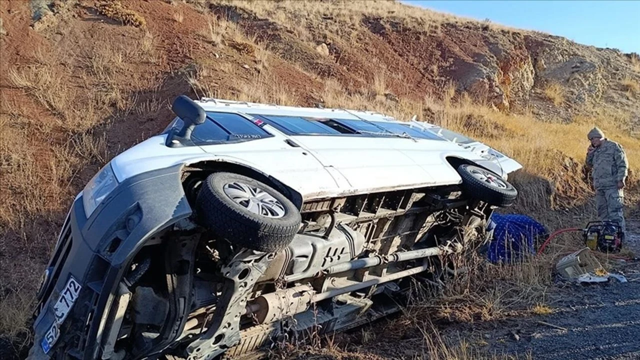 Öğretmen servis minibüsü devrildi!