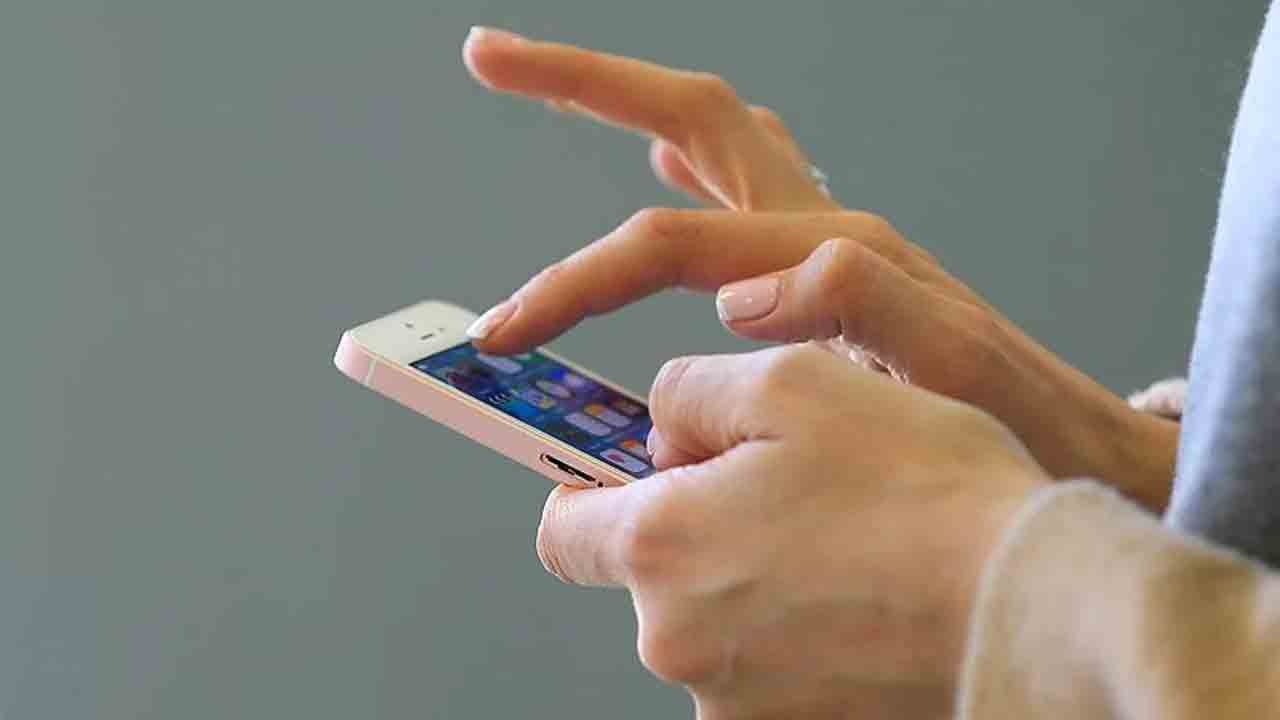 ‘Öldün mü?’: Yalnız yaşayan gençler için dijital imdat hattı