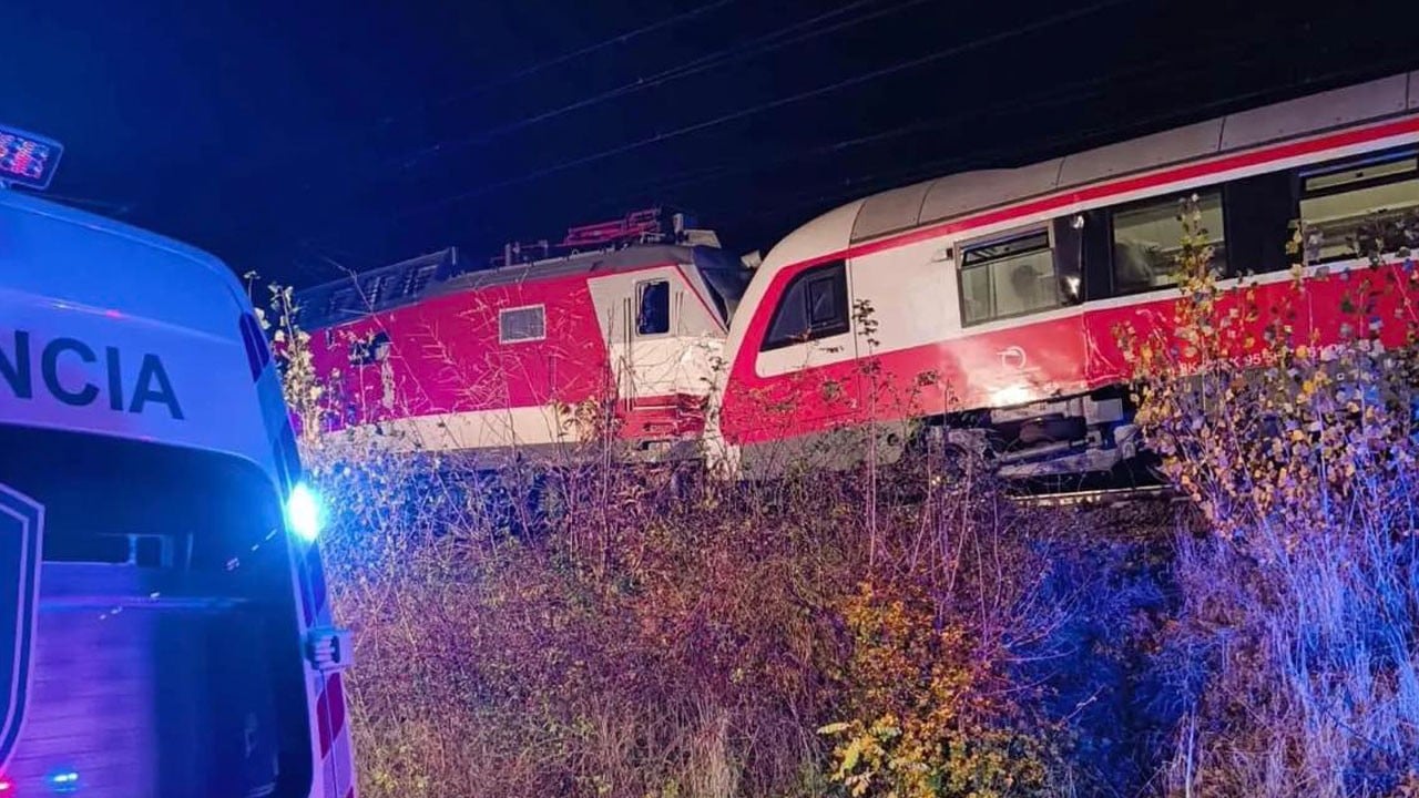 Ortalık savaş alanına döndü! İki yolcu treni kafa kafaya çarpıştı