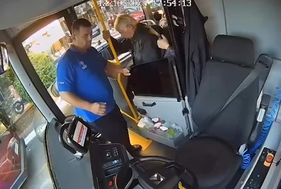 Otobüs şoförü, nefesi kesilen emekli öğretmeni kurtardı