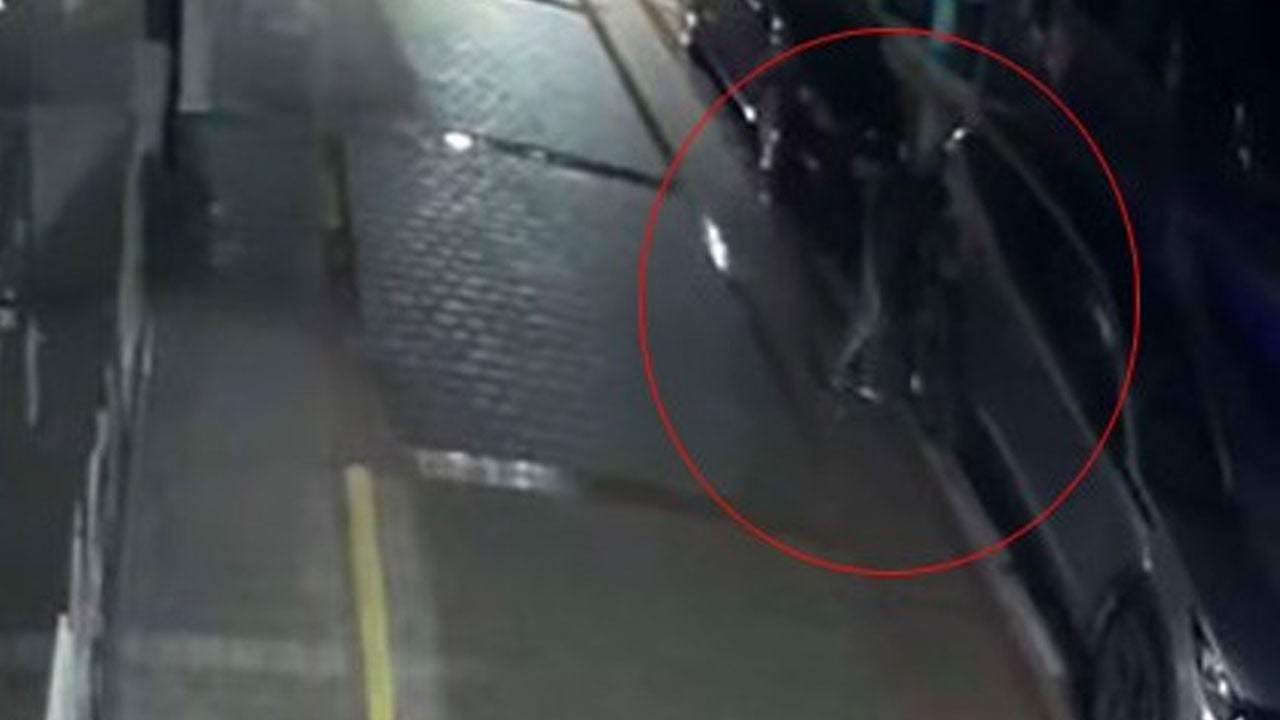 Park halindeki araçların tekerlerini kesip kaçtılar